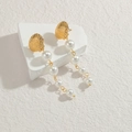 Edelstahl-Ohrringe mit 18K Goldbeschichtung, Muschel-Design und fünf weißen Perlen - Muschel Perle Langer Stil (OLBE913) / Gold