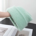 Detalle de gorro de punto verde menta con textura de felpa larga y lana mohair - Elástico / Verde claro