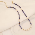 Vue détaillée des perles de pierre bleue et des perles blanches sur le collier doré - 3# Lapis Lazuli
