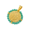 Dettaglio della medaglia di San Benedetto dorata con perle turchesi e incisioni fini - Oro e Cristallo Verde