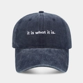 Gorra de béisbol de mezclilla gris oscuro lavado con pequeño bordado blanco de letras - Ajustable / Azul marino