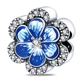 Vista detallada de un abalorio de flor de plata con esmalte azul y circonitas brillantes - Abalorio Flor Azul de Otoño (W-PAC098)
