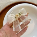 Pinza para el pelo con lazo de encaje color crema y detalle de pequeña flor - Pinza para el cabello con lazo de encaje y flor beige