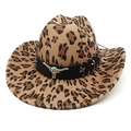 Dettaglio cappello cowboy leopardato con fascia in pelle e ornamento a testa di toro argento - Parte Superiore Dritta Stampa Leopardata