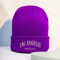 Détail de la broderie Los Angeles sur un bonnet en tricot violet avec lumière douce - Taille unique / Violet foncé