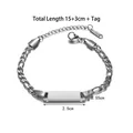 Detailansicht eines silbernen Figaro-Armbands aus Edelstahl mit flacher rechteckiger Platte - Silberne Figaro-Kette Dünne Bar (JZB515-01)