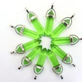 Set van tien groene zeshoekige kristallen hangers met zilveren metalen ogen op witte achtergrond - Groen Kristal