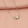 Collar minimalista con colgante de corazón plateado y cadena de serpiente sobre rosa - Color Acero