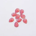 Makro-Detail von tropfenförmigen Harzanhängern mit funkelndem orange-rosa Glitzer-Effekt - Pfirsichrosa (4)