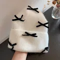 Berretto in maglia di pelliccia di coniglio bianca con fiocchi in velluto nero da donna - Taglia unica / Bianco