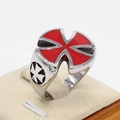 Anello in acciaio argento con croce di Malta rossa e motivi a croce traforati - US 7 / Rosso