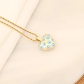 Detail der goldenen Herz-Halskette mit blauen Emaille-Augenmustern auf beigem Stoff - Goldener Herz Evil Eye Stil (4#)