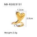 Dettaglio anello a cuore in oro 18k con dimensioni da 1,3cm a 2,0cm e peso di 2,6g - Aperto Regolabile / Stile Cuore Solido (NB-R2023151)