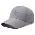 Graue schnelltrocknende Baseballkappe mit blauem C-Stick und atmungsaktivem Design - Verstellbar / Hellgrau