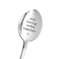 Edelstahl-Kaffeelöffel in Silber mit Gravur 'still having coffee together' und Herzsymbol - Immer noch zusammen Kaffee trinken