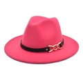 Dettaglio cappello fedora rosa con nastro nero e fibbia a catena dorata decorativa - Rosa Rosso