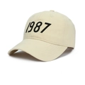 Klassische beige Baumwoll-Baseballkappe mit schwarzer 1987-Stickerei auf weißem Grund - Verstellbar / Gebrochenes Weiß