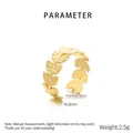 Detalle del anillo de hoja bañado en oro de 18K con ancho de 8mm y acero inoxidable - Estilo de Hoja (KR105272) / Dorado