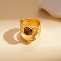 Detalle macro de un anillo ancho de oro martillado con una piedra de ojo de tigre - Estilo de Doble Capa Dorado (WR441-1) / Dorado