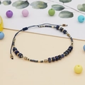 Handgefertigtes Boho-Perlenarmband mit blauen Natursteinen und verstellbarem Flechtband - BR0604 / Dunkelblau