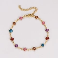 Dettaglio di quadrati glitterati colorati su un bracciale in acciaio oro con moschettone - Multicolore