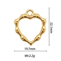 Vue macro du pendentif cœur en bambou doré montrant les dimensions 22,1mm par 19,7mm de large - Style Cœur en Bambou (DZ-006)