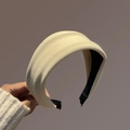 Texture détaillée du serre-tête en velours jaune crème plissé au design haut - Poche zippée
