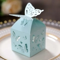 Detail der hellblauen lasergeschnittenen Hochzeitsbox mit elegantem 3D-Schmetterling - Perlhellblau