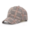 Gros plan détaillé sur une casquette de baseball à carreaux britanniques gris et rouges - Taille Unique(Réglable) / Carreaux Gris Blanc Rouge (Style A)