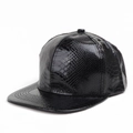 Détail d'une casquette snapback en simili cuir noir avec texture crocodile et fini brillant - Réglable / Noir