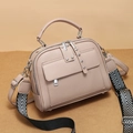 Elegante borsa a tracolla in pelle malva con borchie e cinturino in tessuto del 2025 - Cachi
