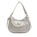 Zilveren crossbody tas met hartreliëf, parelband en een metalen hartketting detail - Zilver