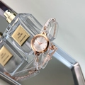 Makro-Detail des roségoldenen Zifferblatts mit Diamantmarkierungen und Gliederarmband - Weiß