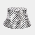 Detail van zilveren visschubbenpatroon op omkeerbare vissershoed met metallic coating - M (56-58cm) / Zilver