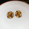 Detalle de pendientes vintage dorados en forma de cruz con perla y piedra ojo de gato - Dorado-Café (HE24098)
