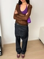 Detalle del top marrón con cuello en U combinado con chaleco deportivo de yoga violeta - Púrpura