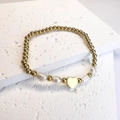 Detalle de pulsera de cuentas doradas con perlas de agua dulce y colgante de corazón - Corazón / Dorado