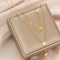 Collier multicouche en acier titane doré avec pendentifs cœur sur fond de soie douce - Doré