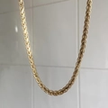 Dettaglio macro di una collana vintage a treccia placcata in oro 18k con trama ritorta - 41+5cm / Oro