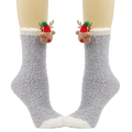 Detailansicht der flauschigen grauen Weihnachtssocken mit 3D-Rentierkopf-Dekor - Rentier mit rotem Hut / Grau