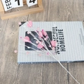 Branche de baies et coeurs roses sur un livre ouvert pour la Saint-Valentin - Tige de Baies de Cœur Rose Blanc (24-3)