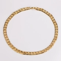 Vista de detalle de una pulsera de cadena cubana 6DC dorada con eslabones grabados - 11mm / Collar Color Oro 60cm