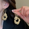 Orecchini a cerchio dorati artistici con dischi in metallo strutturato su modella - 72# Perno d'argento - Oro - Goccia d'acqua