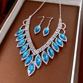 Gros plan sur l'ensemble collier et boucles d'oreilles avec strass bleus élégants - Collier - Argent - Bleu