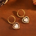 Boucles d'oreilles cœur dorées pivotantes avec nacre blanche et cristaux brillants - Boucles d'Oreilles Créoles Cœur en Nacre Dorée