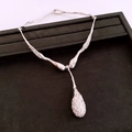 Détail macro de la chaîne argentée texture lave et grand pendentif goutte en zircon - Argenté