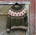 Detail van Fair Isle-breipatroon op olijfgroene wollen trui met ronde halslijn - 9139# Kastanjebruin + Militairgroen / 3XL