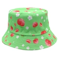 Dettaglio del cappello alla pescatora in tela verde con motivi di fragole e fiori bianchi - M (56-58cm) / Verde