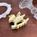 Pince à cheveux en acétate marbré jaune-vert avec un design de poney évidé - 7.7cm / Rayures Colorées