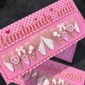 Handgefertigte Kunstnägel in Rosa und Weiß mit 3D-Schleifen, Perlenherzen und Kamelien - S